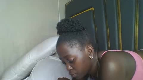 Snapshot of hornybella84 chatting on November 2025 08:08:02 AM Bella online show from November 2025 08:08:02 AM