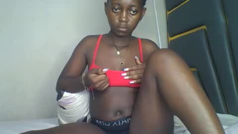 Snapshot of hornybella84 chatting on December 2025 04:40:02 AM Bella online show from December 2025 04:40:02 AM