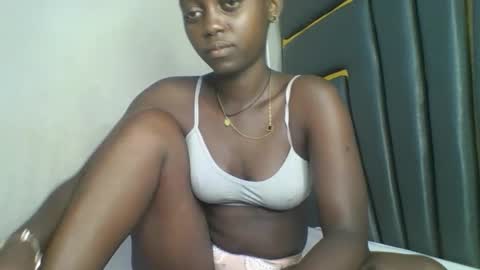 Snapshot of hornybella84 chatting on December 2025 05:37:01 AM Bella online show from December 2025 05:37:01 AM