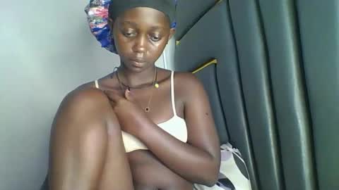 Snapshot of hornybella84 chatting on January 2026 05:22:02 AM Bella online show from January 2026 05:22:02 AM