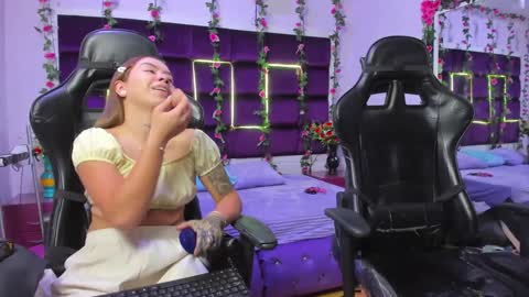 Snapshot of hornyy_mom chatting on September 2025 01:37:01 PM hornyy mom online show from September 2025 01:37:01 PM