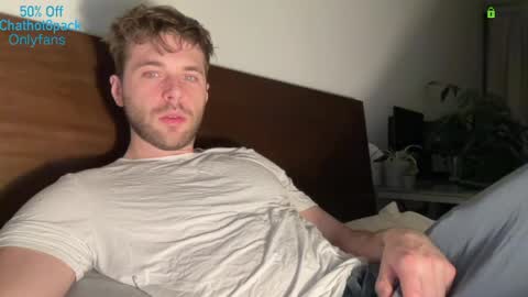 Snapshot of hot8pack01 chatting on March 2026 01:33:02 AM Edward aka Wolf online show from March 2026 01:33:02 AM