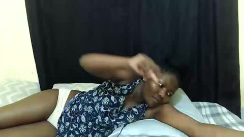 Snapshot of hot_darling95 chatting on December 2025 07:01:02 PM Milly online show from December 2025 07:01:02 PM