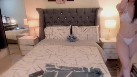 Snapshot of hot_laureen chatting on January 2025 07:21:01 AM lyn online show from January 2025 07:21:01 AM