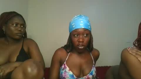 Snapshot of hot_petite1 chatting on November 2025 06:02:02 AM Hot petite online show from November 2025 06:02:02 AM