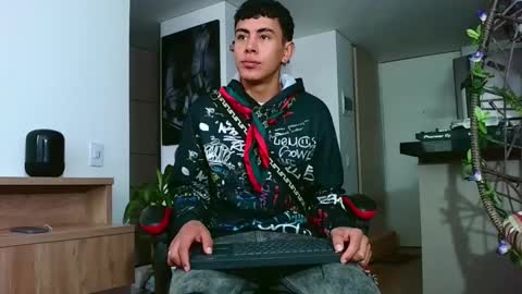 Snapshot of hot_twinks83 chatting on September 2025 12:10:02 PM hot_twinks83 online show from September 2025 12:10:02 PM