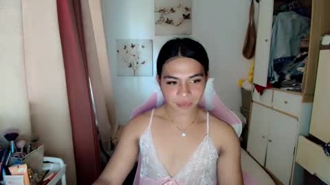 Snapshot of hot_zoe01 chatting on April 2026 05:35:02 AM ZOE online show from April 2026 05:35:02 AM