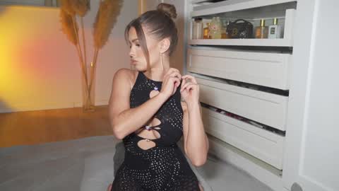 Bella online show from October 2025 08:50:01 PM