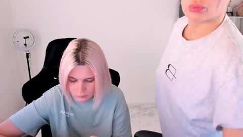 Nessie and Jessie online show from November 2025 10:59:02 AM