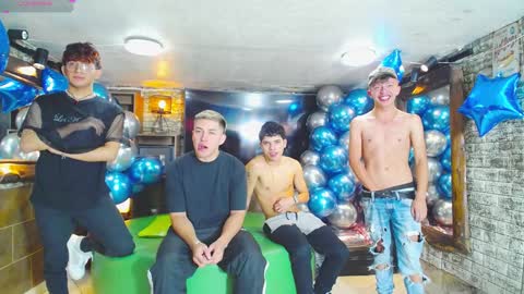 Snapshot of howents chatting on December 2024 12:34:01 AM HOWENTS online show from December 2024 12:34:01 AM