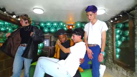 Snapshot of howents chatting on January 2025 02:40:02 AM HOWENTS online show from January 2025 02:40:02 AM