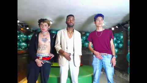 Snapshot of howents chatting on February 2025 02:37:01 AM HOWENTS online show from February 2025 02:37:01 AM