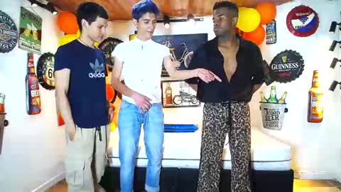 Snapshot of howents chatting on February 2025 02:38:02 AM HOWENTS online show from February 2025 02:38:02 AM