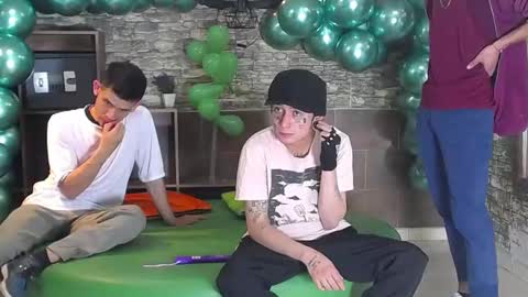 Snapshot of howents chatting on February 2025 03:11:02 AM HOWENTS online show from February 2025 03:11:02 AM