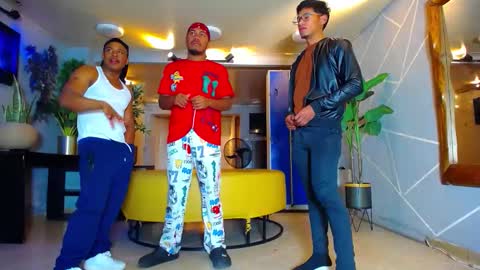 Snapshot of howents chatting on November 2025 01:05:01 AM HOWENTS online show from November 2025 01:05:01 AM