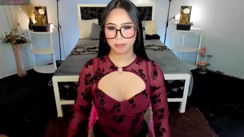 Snapshot of hunterxhuntress chatting on November 2025 01:30:01 AM HELLO HANNAH IS BACK online show from November 2025 01:30:01 AM