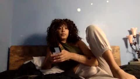 Snapshot of hunyybunz chatting on December 2024 03:21:02 AM Goddess Hunyy online show from December 2024 03:21:02 AM