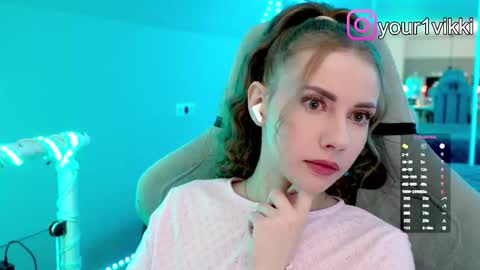 Snapshot of hustleebabyy_vikki chatting on November 2025 10:10:02 PM Vika online show from November 2025 10:10:02 PM