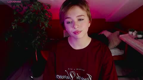 Snapshot of hypequeen_ chatting on October 2025 09:14:02 PM Julia online show from October 2025 09:14:02 PM