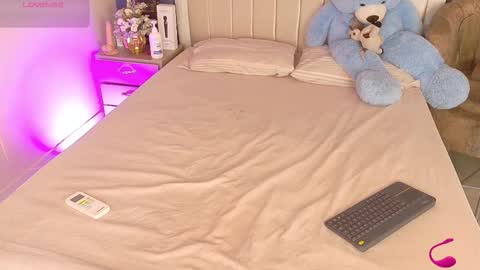 iam_nicolle online show from November 2025 12:49:01 PM