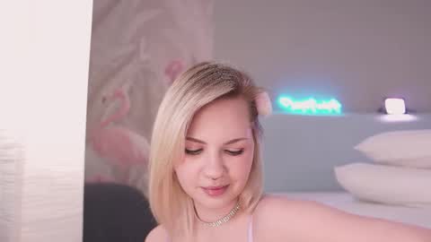 Nina  online show from November 2025 08:00:01 PM