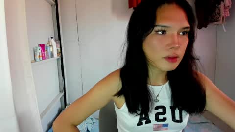 Snapshot of iamyourdesire_ chatting on April 2026 05:19:01 AM shhh online show from April 2026 05:19:01 AM