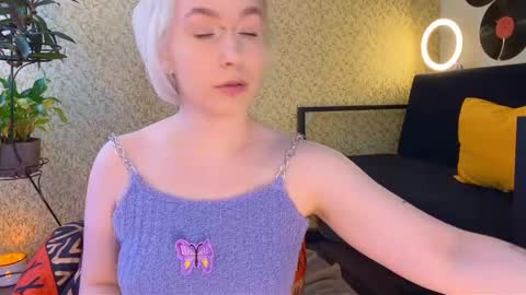 Emmy  help me reach 100 thumbs up online show from March 2025 10:02:01 AM