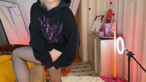 Emmy  help me reach 100 thumbs up online show from February 2026 05:47:02 PM