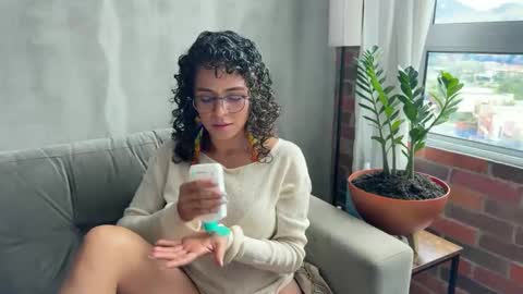 Snapshot of illaroom chatting on February 2025 06:58:02 PM Kloe online show from February 2025 06:58:02 PM