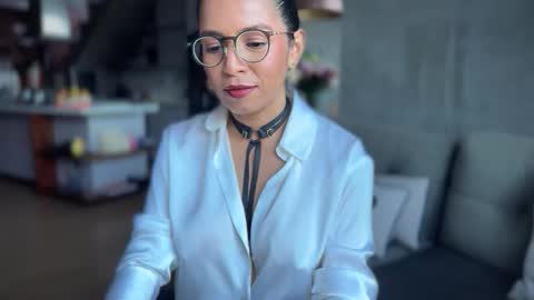 Snapshot of illaroom chatting on November 2025 10:21:01 PM Kloe online show from November 2025 10:21:01 PM