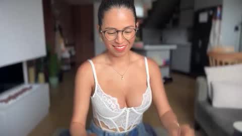 Snapshot of illaroom chatting on November 2025 04:07:01 PM Kloe online show from November 2025 04:07:01 PM