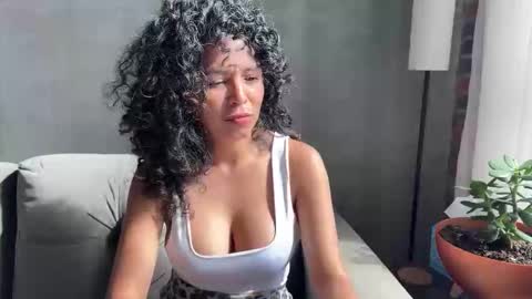 Snapshot of illaroom chatting on November 2025 01:56:02 PM Kloe online show from November 2025 01:56:02 PM