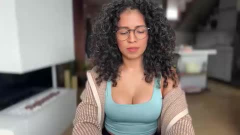 Snapshot of illaroom chatting on December 2025 06:35:02 PM Kloe online show from December 2025 06:35:02 PM