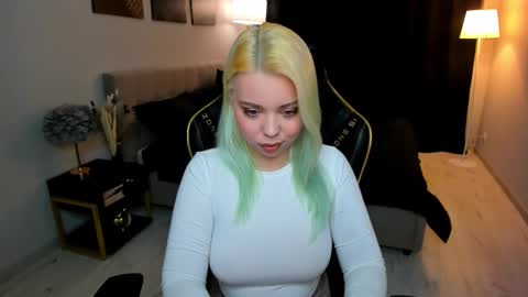 Roxy online show from November 2025 07:38:01 PM