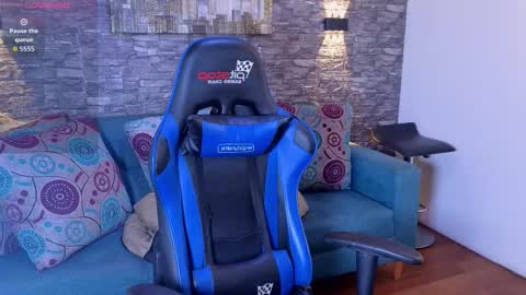 Karen  online show from November 2025 08:01:01 PM