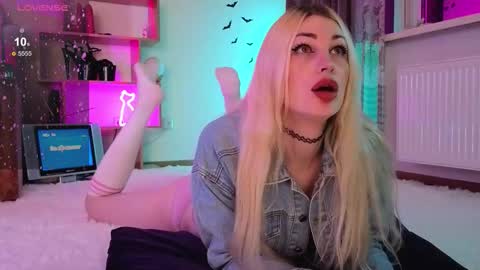 Snapshot of inchcaser chatting on October 2025 09:14:01 PM Dina Help me reach 100 likes online show from October 2025 09:14:01 PM