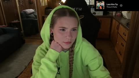 Snapshot of incognitoqueen chatting on February 2025 04:42:01 AM Carter online show from February 2025 04:42:01 AM