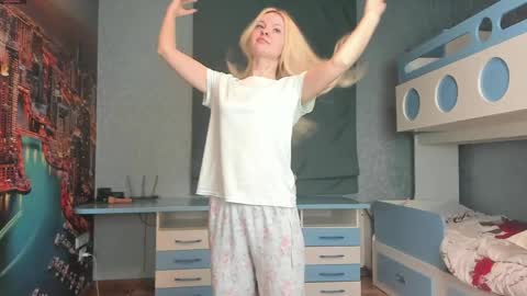 Snapshot of incredible__shell_ chatting on April 2026 11:05:02 PM Masha online show from April 2026 11:05:02 PM