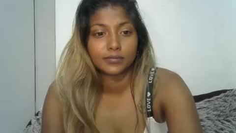 indianqtpie6 online show from November 2025 06:23:01 AM