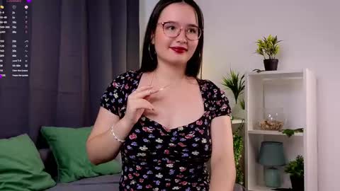 Mia online show from September 2025 02:03:02 AM