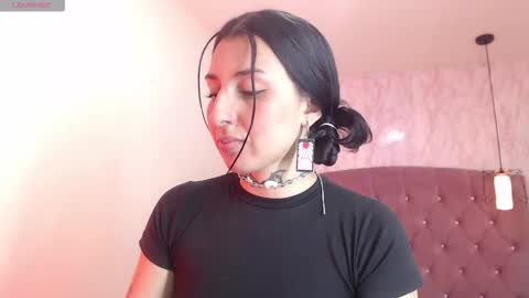 iris_77 online show from October 2025 05:01:01 PM