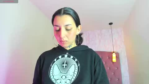 iris_77 online show from November 2025 07:04:02 PM