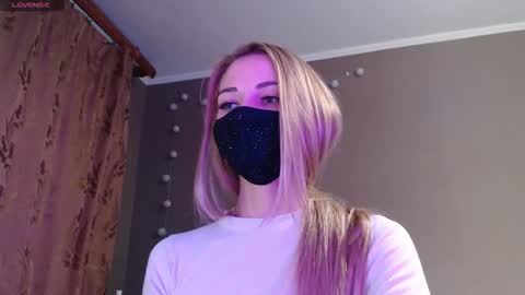 Snapshot of iris_lave chatting on September 2025 03:50:01 PM Lily online show from September 2025 03:50:01 PM