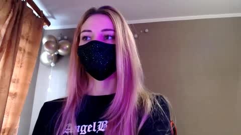 Snapshot of iris_lave chatting on November 2025 12:39:02 PM Lily online show from November 2025 12:39:02 PM