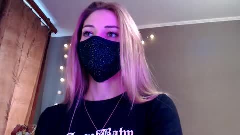 Snapshot of iris_lave chatting on December 2025 12:45:01 PM Lily online show from December 2025 12:45:01 PM