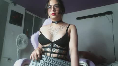 Snapshot of irisbell_ chatting on January 2025 11:22:01 PM Camilla online show from January 2025 11:22:01 PM