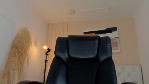 isaac_cryston online show from November 2025 08:32:01 PM