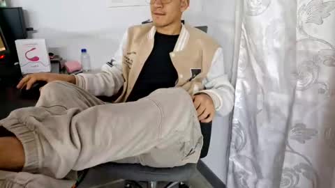 Snapshot of isaac_winter_ chatting on October 2025 02:45:01 AM Isaac online show from October 2025 02:45:01 AM