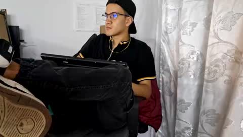 Snapshot of isaac_winter_ chatting on October 2025 02:34:01 AM Isaac online show from October 2025 02:34:01 AM