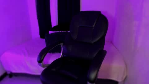 isabella online show from January 2026 12:58:02 AM